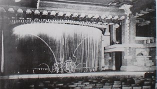 明石信道著「旧帝国ホテルの実証的研究」より オーディトリウム創建時の舞台。 客席と舞台が一体となっていることが判る。