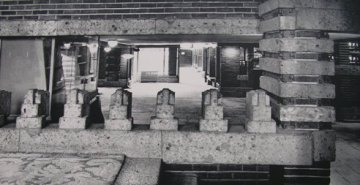 左の写真の手摺子部分の拡大　奥にメインダイニングの側廊が見える 　 明石信道著「旧帝国ホテルの実証的研究」より 撮影　村井修
