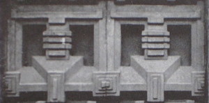 「装飾テラコッタ平物」 寸法：約210(長さ)x205(高さ) 高さはスクラッチレンガ3枚分のモジュール寸法になっている。