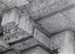「市松模様レンガ」使用例 この写真はバンケットホール外部のキャンティレバー（片持ち梁）下部です。 大谷石の装飾にアクセントをつけデザインが引き締まって見えます。