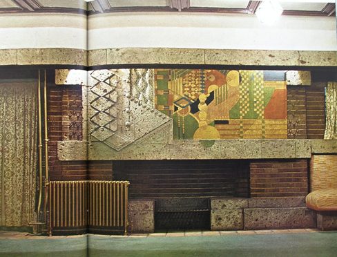 プロムナード西側にある宝の間の壁画 明石信道著「旧帝国ホテルの実証的研究」より　撮影　村井修 