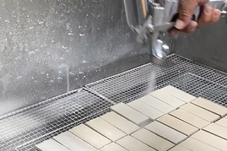 手吹きによる施釉